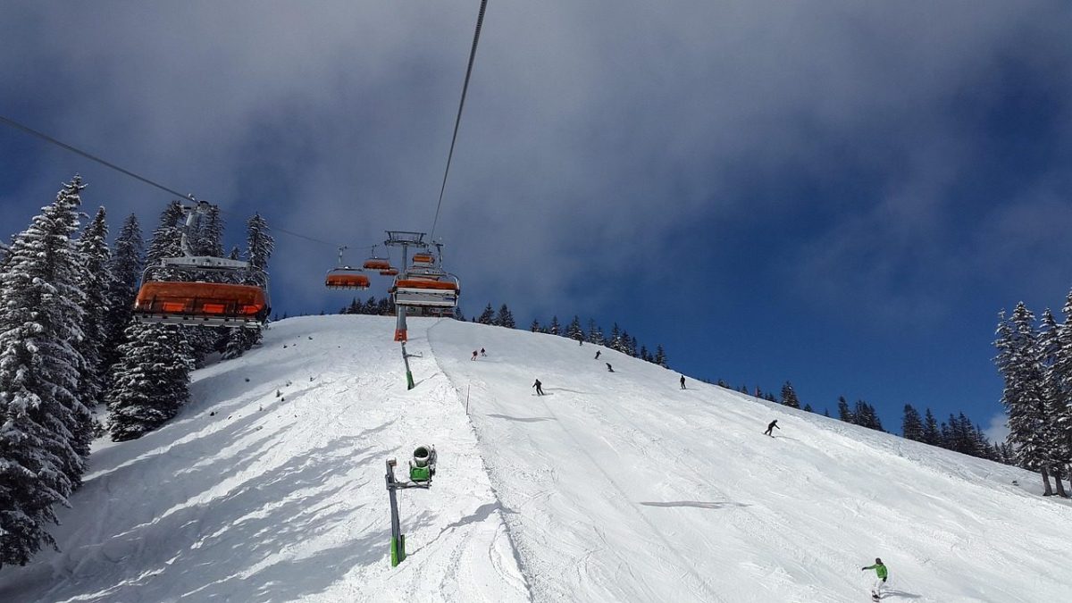 Sessellift, Alpinski, Skifahren, Natur, Abfahrtsski, Schnee, Skipiste, Alpinski, Allgäu, Skigebiet, Bolsterlang, Weiherkopf, verschneit, Alpen, Winterlandschaft, Winter, Kunstschnee, Wintersport, schneebedeckt, Skifahrer, Piste, Sport, Skilift, Lift