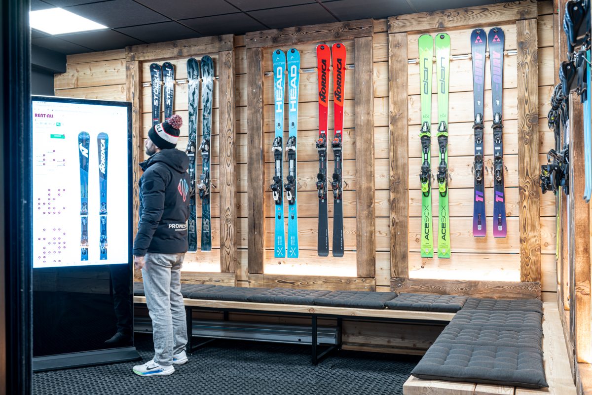 Digitales Zentrum von Promescaiol an der Seilbahnstation Folgarida mit interaktivem Totem und digitalem Scanner für den Skiverleih